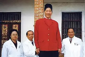 "世界第一女巨人"：穿78码鞋子，一顿吃2斤米饭，曾梦想吃顿饱饭图片