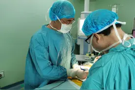 老人弯了一下腰，四个月后差点瘫痪图片