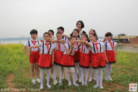 小学班主任用镜头记录学生的6年变化，毕业时写下评语句句走心图片