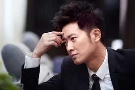 27岁爆红，43岁退圈，如今身价数十亿，王思聪都称他“泉哥”图片