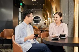 跟女生聊天如何才能不尴尬？掌握这3个技巧，让她对你掏心掏肺图片