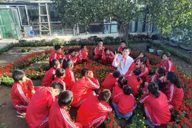 东北体育老师，收养120多个孩子，46岁结婚，才有了亲生儿子图片