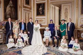英国王室再爆丑闻！女王孙女在家带娃，丈夫抱裸女开比基尼趴图片
