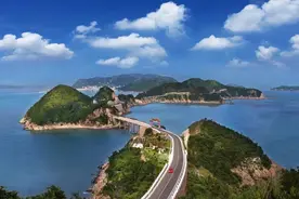 国内罕见悬崖电梯，这个高铁2h直达的海滨小城错峰游正好图片