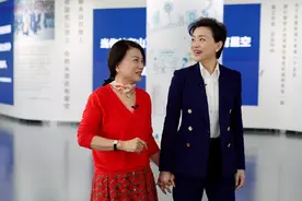 66岁董明珠难得高调，穿大牌万元红裙配红色针织衫，却撞衫佟丽娅图片