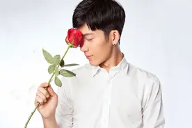 年幼母亲离家出走，跟着奶奶相依为命，如今成为票房男主图片