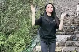 曹颖在长城上跳舞，被看错以为是于月仙，46岁的她状态真好图片