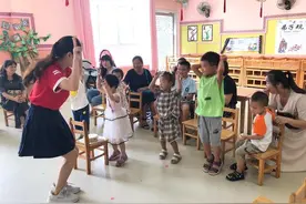 孩子上幼儿园，妈妈去当保育员，兼顾接送与上班？工作3月很后悔图片