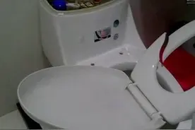上完厕所，“马桶盖”扣上还是打开？搞错了，难怪马桶又臭又黄图片