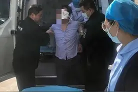 两男子聚会后分别在不同街道醉倒受伤，却同时被河间民警救起图片