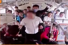 公交车上起争执，一乘客提醒“小点声”，却招来一顿打视频封面