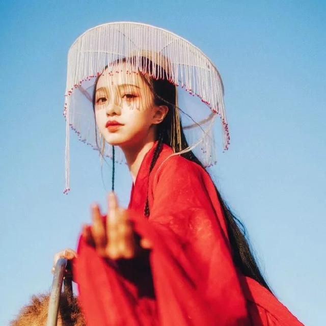 古风红衣女生头像 |  回首高楼闻笑语,倚栏红袖卷轻纱