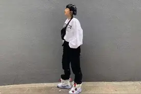 陈奕迅老婆穿得真“夸张”，1万多的纸鞋搭卫衣，看着别扭却时髦图片