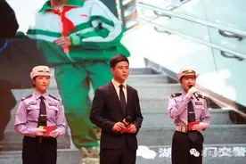 「一线传真」与文明同行，荆门交警122“全国交通安全日”活动助力创城图片