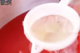 印度人是怎么吃西瓜的 用水龙头吸出西瓜汁，真是太会玩了！超清视频封面