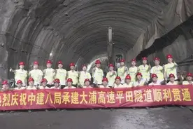 大浦高速全线连接贯通！ 中建八局“筑”力粤桂两地互联互通图片