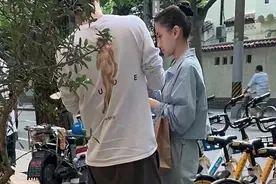 偶遇窦骁白色T恤配短裤高大帅气 与何超莲恩爱十足图片