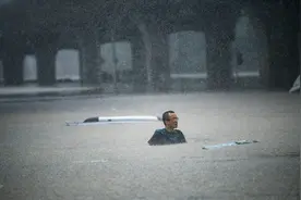 河南暴雨一幕令西方人动容：解放军真仁义之师！和美军就是不一样图片