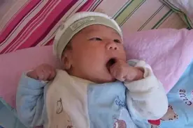 为什么新生儿总是握着小拳头？和智商有关，4个月后还紧握要警惕图片