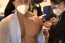 接种疫苗时，男生纷纷脱下衣服，撸起袖子露出自己强壮的身体图片