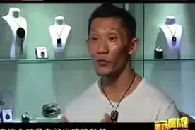 最牛捡漏！缅甸公盘上没人要的破石头，竟一刀切出“墨翠王”图片