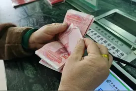 8月份，养老金领取时间和医保结算有变化，在职和退休人员要知道图片