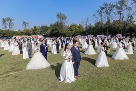 李兰娟院士现场祝福、苏德矿老师献歌，学霸们的集体婚礼全程高甜！图片