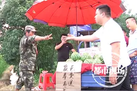 鹰潭“西瓜哥”走红 划拳卖西瓜 赢了就白送图片