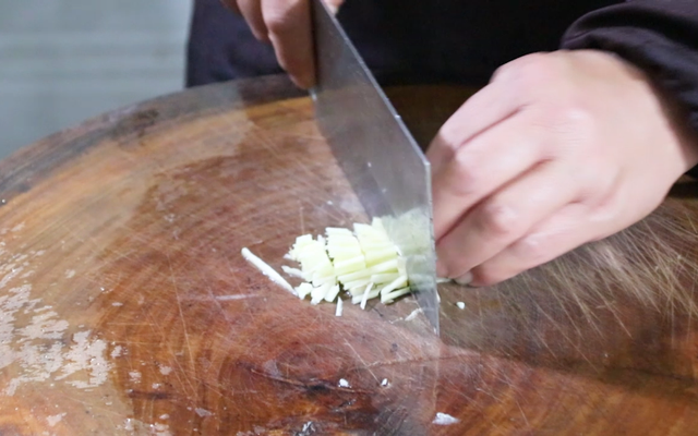 原来炒白菜也有窍门，加一点调汁，简单一做，比吃肉还过瘾