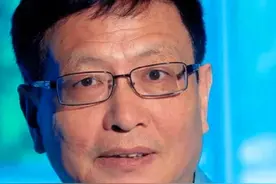 曾扬言宁在美国“刷碗”，也不愿回国当教授的北大才子，现状如何图片