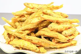 炸小焦鱼有人用淀粉、有人用面粉？大厨教你正确做法，焦香不回软图片