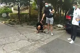服务区里上个厕所，车里一沓现金没了……这个细节要注意！图片