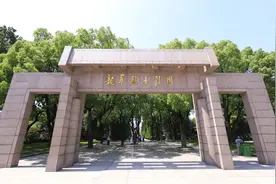 群众举报汉奸葬于烈士陵园，粟裕亲自为他证明身份：他是抗日英雄图片