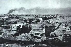 黄维将战车围一圈，挡住中野12万大军，陈赓的连长用油桶炸翻敌人图片