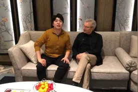 郎朗用东北话与岳父聊天，吉娜爸爸应对自如，翁婿日常欢乐有趣图片