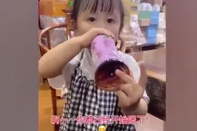 “吃货萌娃”偷喝哥哥饮料，为蒙混过关淡定兑水，网友：熟练工种图片