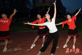 研究生进村教村民跳时尚广场舞 | 图集图片