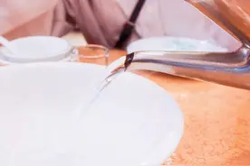 广东人饭前爱烫碗筷，北方人表示不理解，这能杀菌？图片