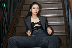 西装配“内衣”才是高级性感的打开方式，李沁杨幂早就穿上了图片
