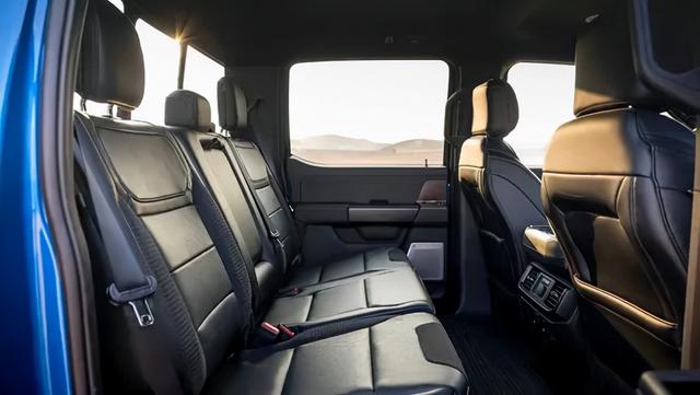 敢这样玩也只有TA了 外媒试驾新款福特F-150猛禽 | 卡车之友网