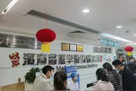 河南两岁半女孩患天使综合症，脸上一直带着微笑图片