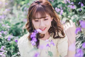 李艺彤 丛身花海中的甜美写真图片
