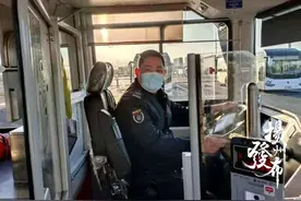 男子仰面朝天摔倒在地，扬州公交司机停车救人，获乘客点赞图片