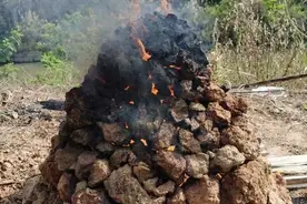 在乡下开着华系车去窑鸡，吃饱喝足，环境卫生要搞好图片