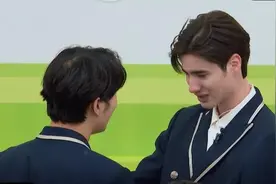 《创4》选手妆有多浓？蹭一下衣服就沾粉，被嘲像从面粉里捞出来图片