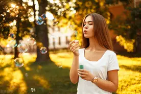 为什么有些女人愿意跟你聊天，却不愿意跟你见面？这两个答案很准图片
