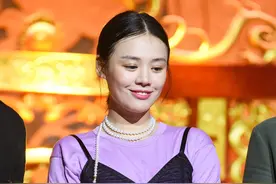 马思纯身穿紫色上衣配连体裤，时尚又减龄图片
