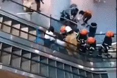 脚不慎卡在电扶梯，6名民防部队人员救出男童图片