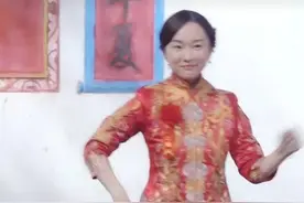 霍思燕新娘造型翻车！穿龙凤褂胖的好喜庆，还是穿现代装更美一些图片