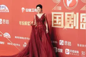 52岁周涛太贵气！穿深V大红裙亮相国剧盛典，瘦出排骨胸超霸气图片